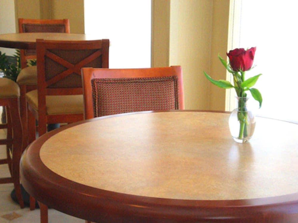 Hilton Garden Inn Риверхед Экстерьер фото