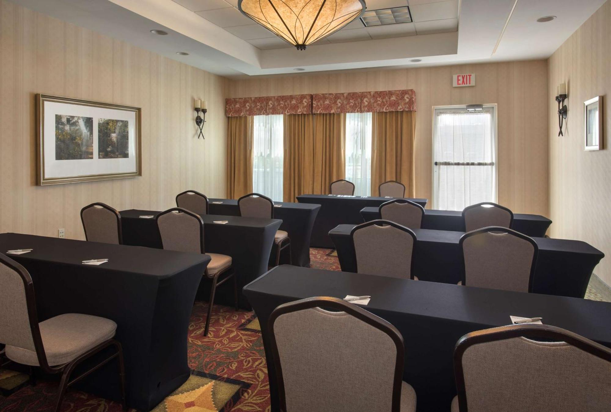 Hilton Garden Inn Риверхед Экстерьер фото