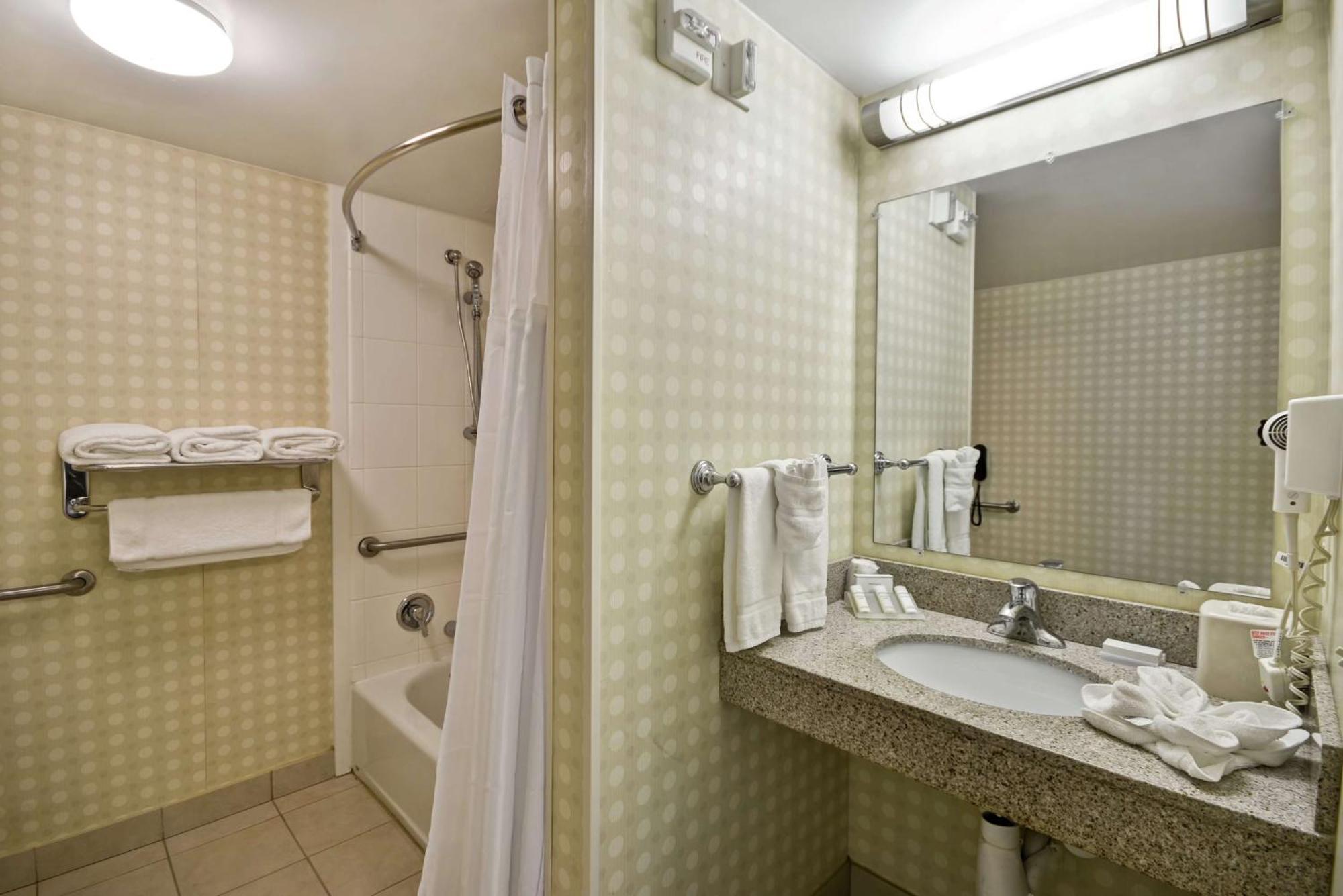 Hilton Garden Inn Риверхед Экстерьер фото