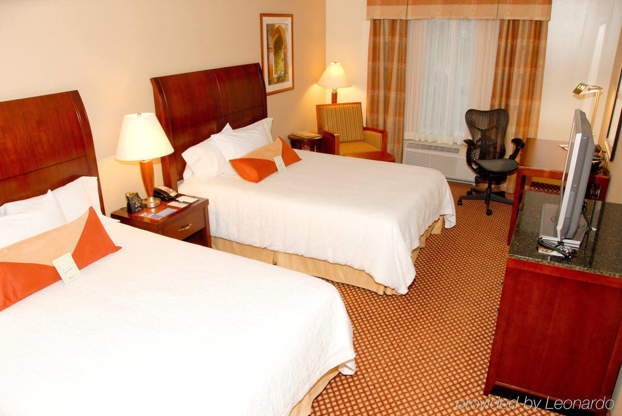 Hilton Garden Inn Риверхед Номер фото