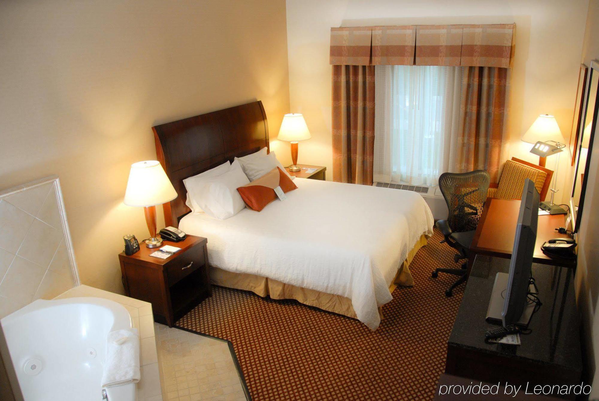 Hilton Garden Inn Риверхед Экстерьер фото