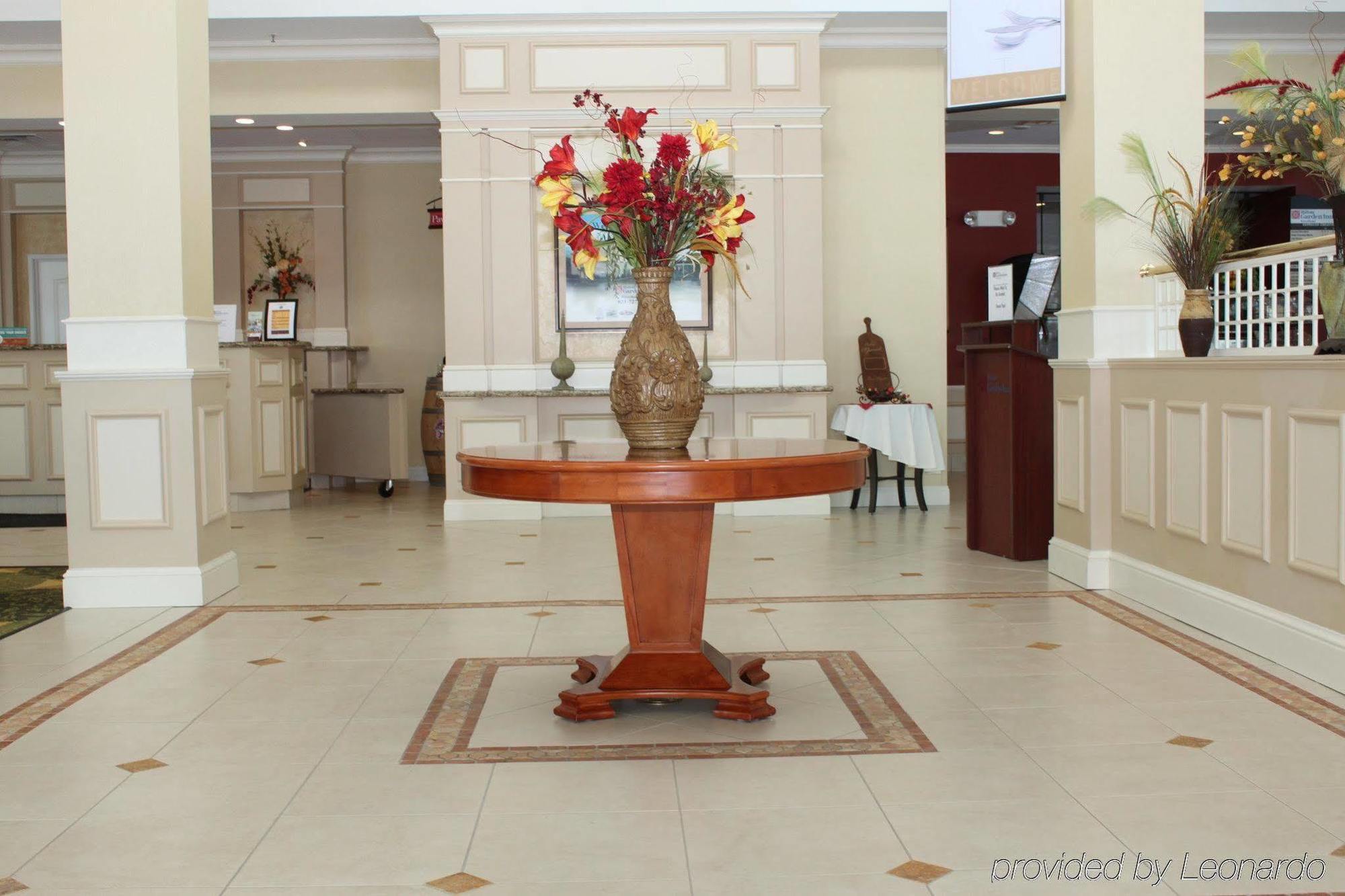 Hilton Garden Inn Риверхед Интерьер фото