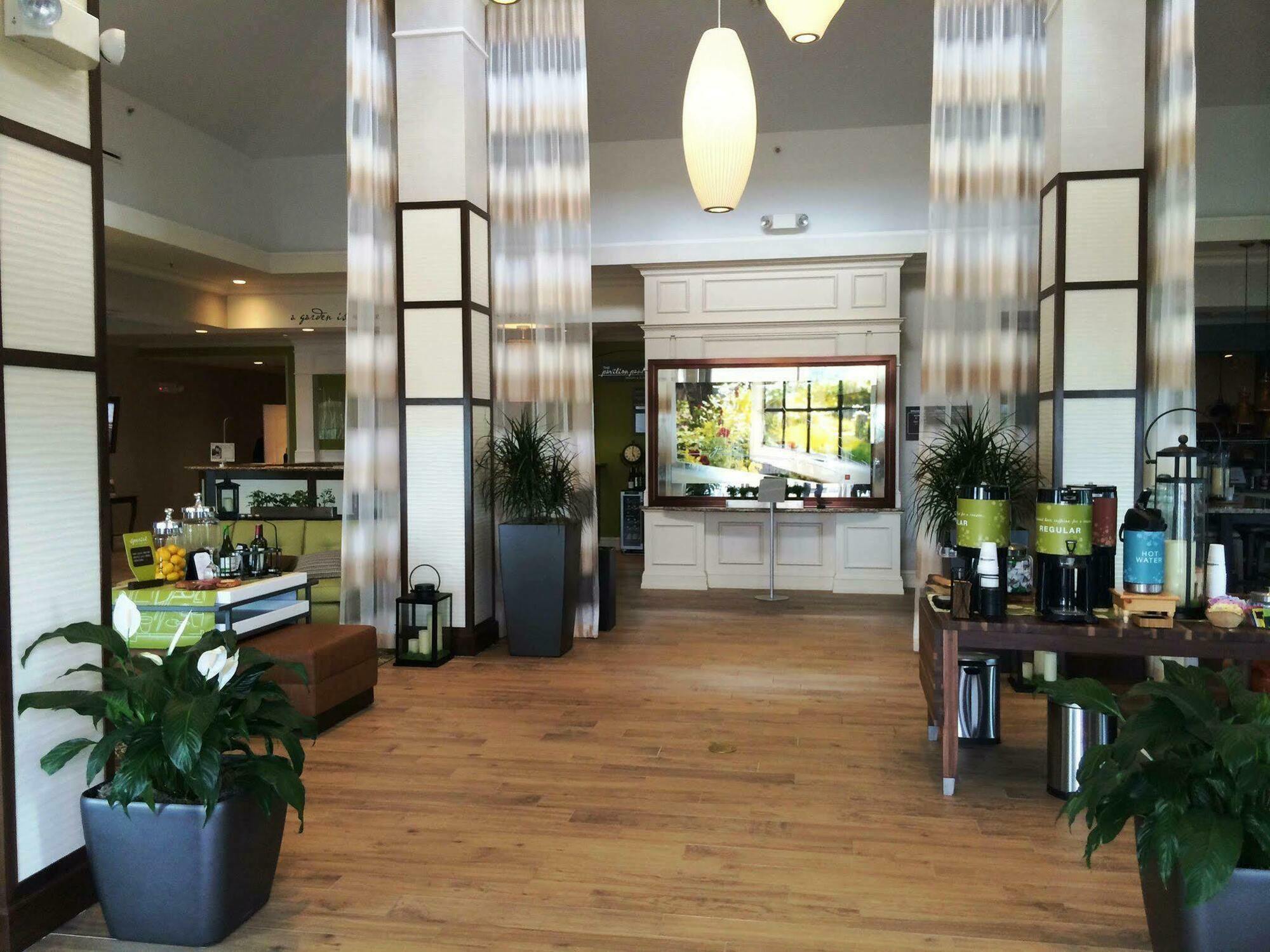 Hilton Garden Inn Риверхед Экстерьер фото